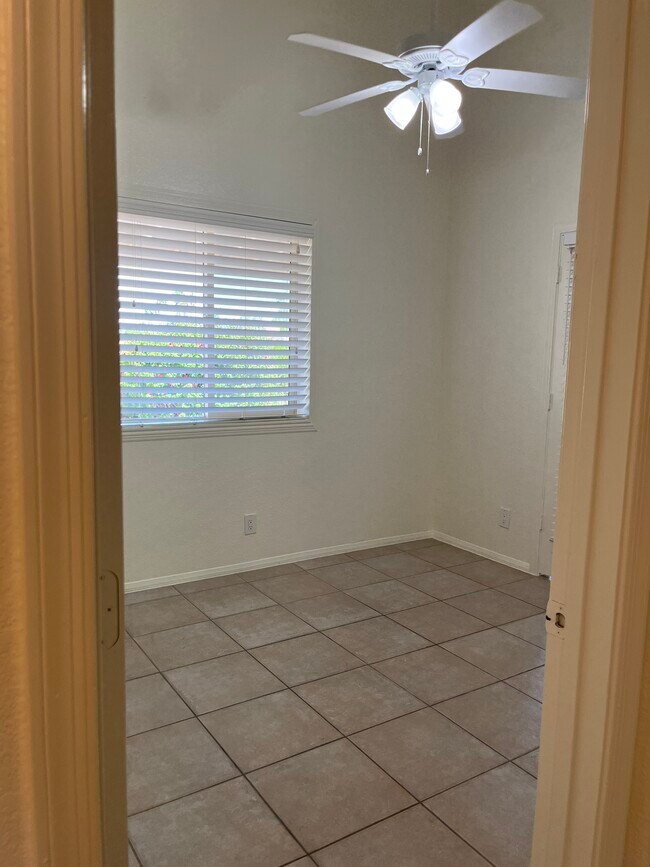 Building Photo - 1200 W Boxelder Cir