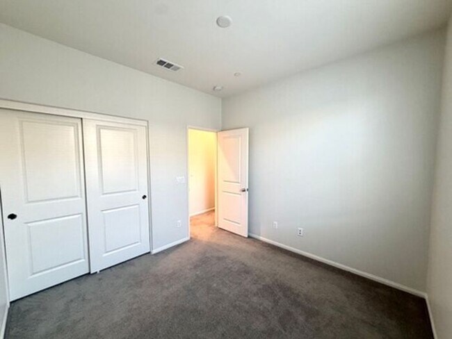 Building Photo - Luxury Townhome for Lease in Rancho Cucamonga