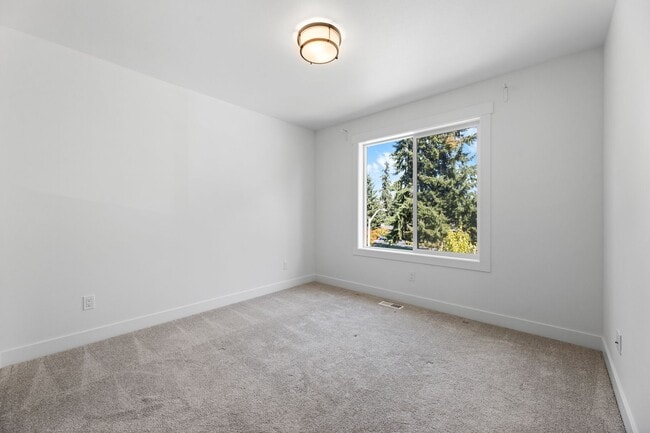 Building Photo - Steilacoom 3 Bedroom + Bonus Room