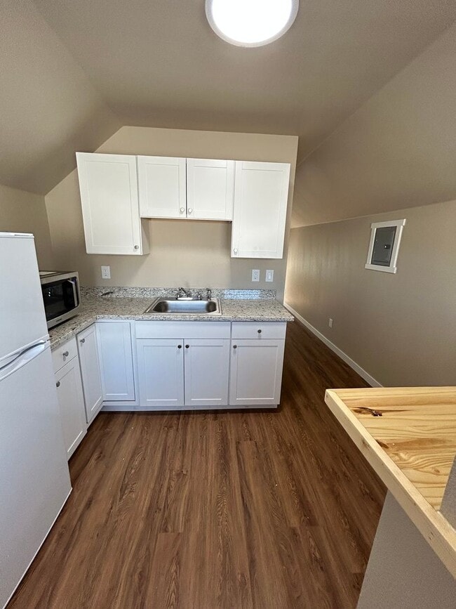 Building Photo - FREE JULY RENT SPECAIL! Newly Renovated St...