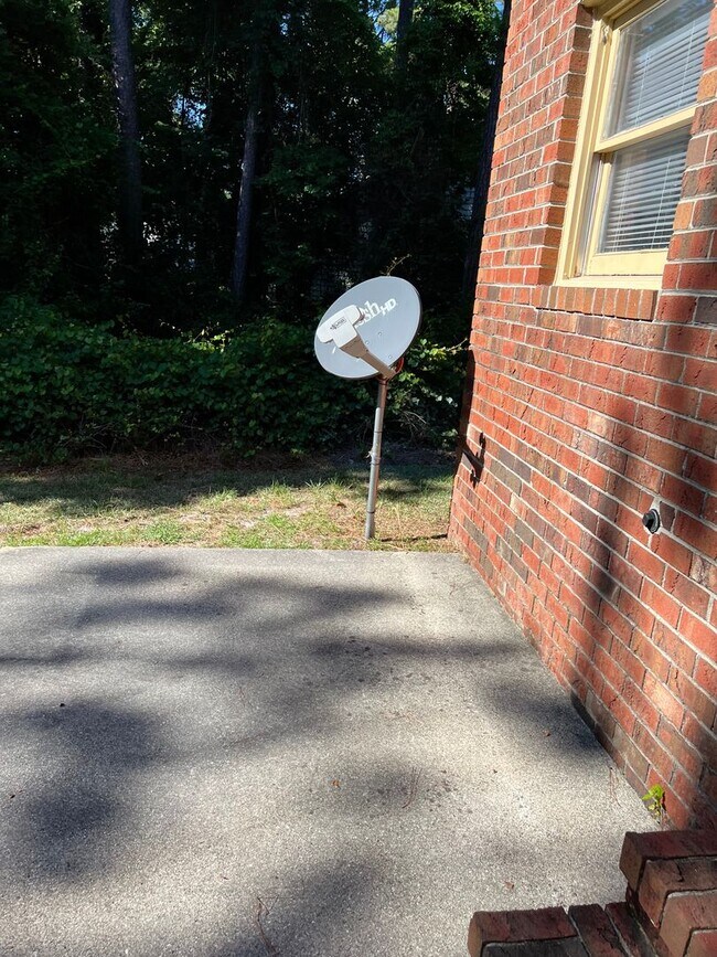 Building Photo - Two story duplex home! feels private like ...