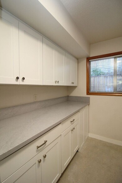 Building Photo - 3200-3236 SW Marigold St