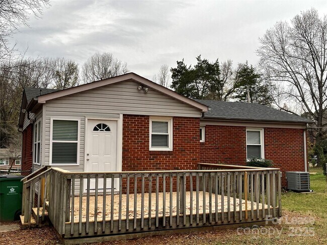 Building Photo - 4809 Bethany Pl