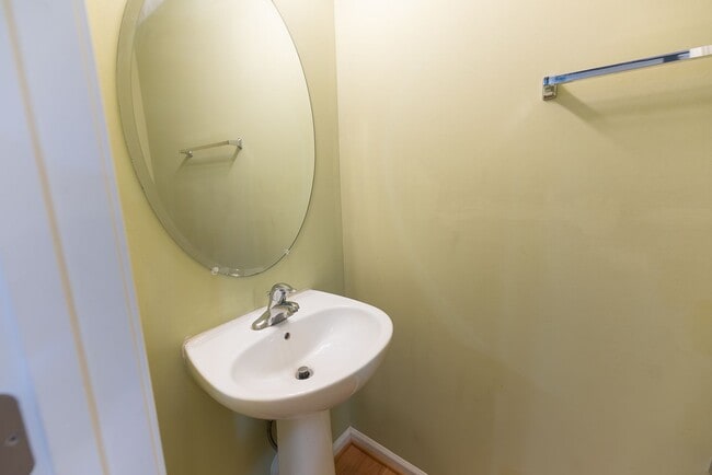 Building Photo - 117 Goldfinch Ave