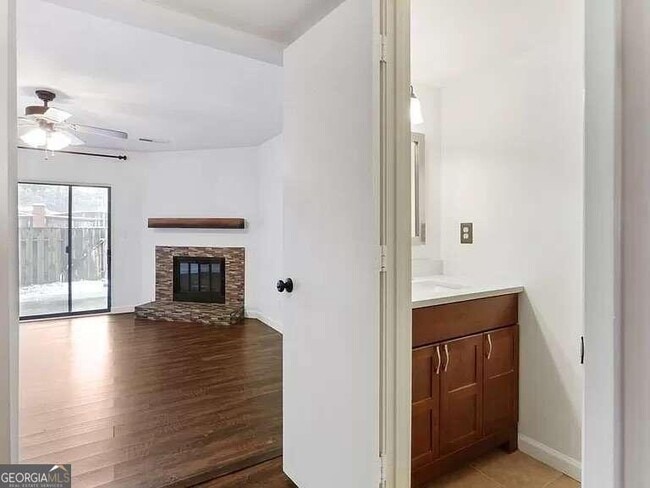 Building Photo - 2032 Powers Ferry Trce SE