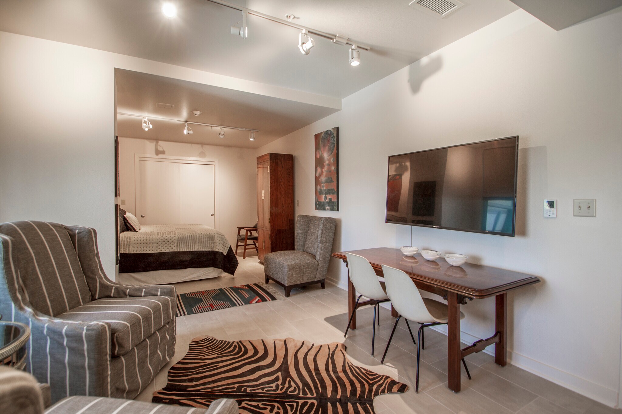 Building Photo - 221 W 2nd St