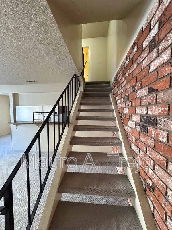 Building Photo - 1150 W Calle De Las Estrellas