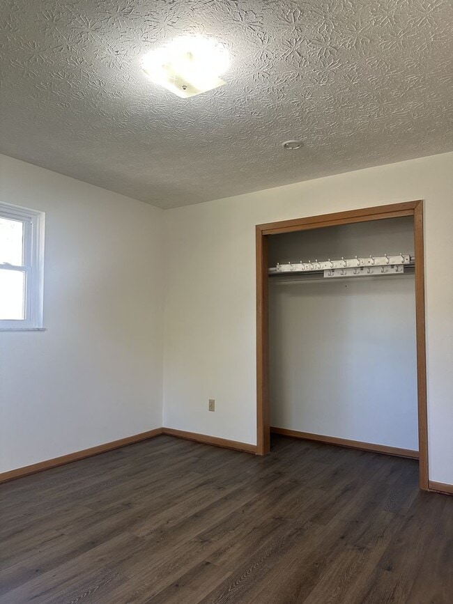 Building Photo - Welcome to this charming 3-bedroom, 2-bath...