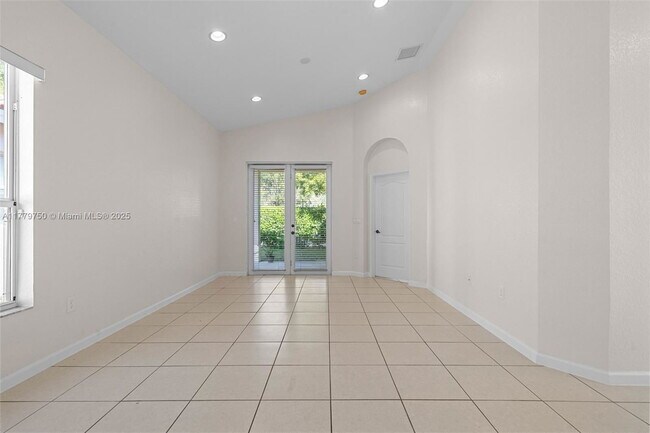Building Photo - 1270 NE 39th Ave