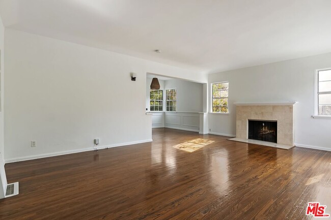 Building Photo - 3032 Oakhurst Ave