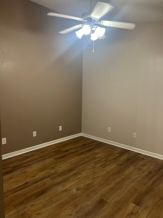 Building Photo - 2121 S Greenwood Dr