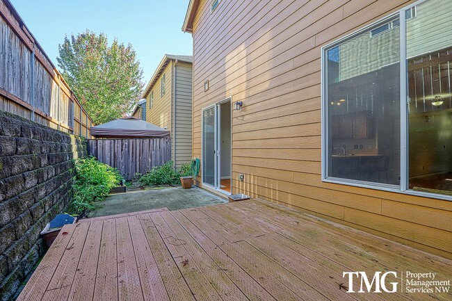 Building Photo - Lovely 3 Bed 2.5 Bath Home in Minnehaha Neighborhood!