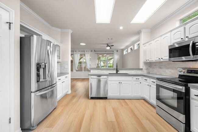 Building Photo - 104 Bronco Cir