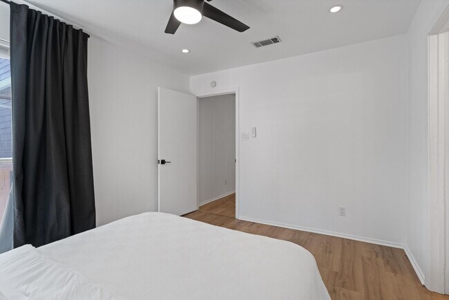 Building Photo - Perfectly Located 1-Bedroom Condo For Lease