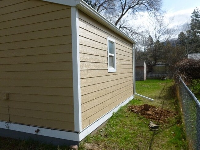 Building Photo - Cozy One Bed One Bath Close to Downtown CF...