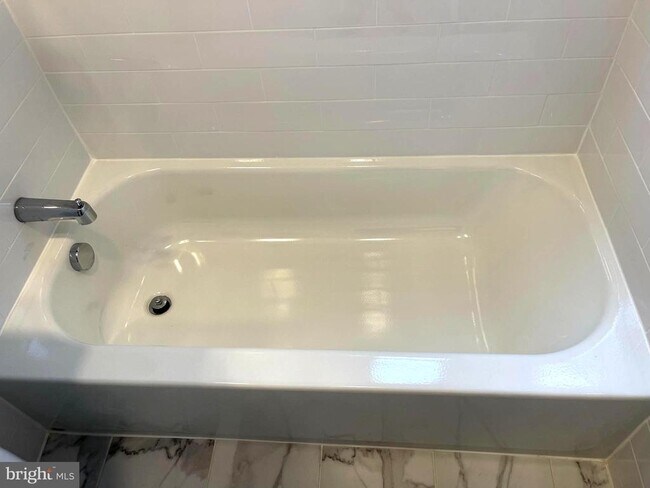 Building Photo - 7132 Parkview Ave