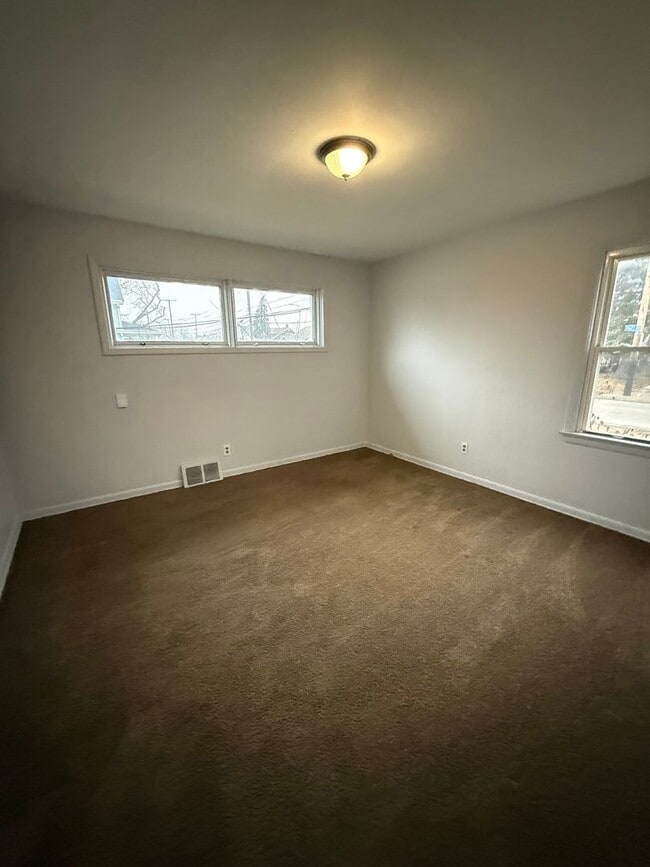 Building Photo - 3bd Single Nottingham Area Section 8