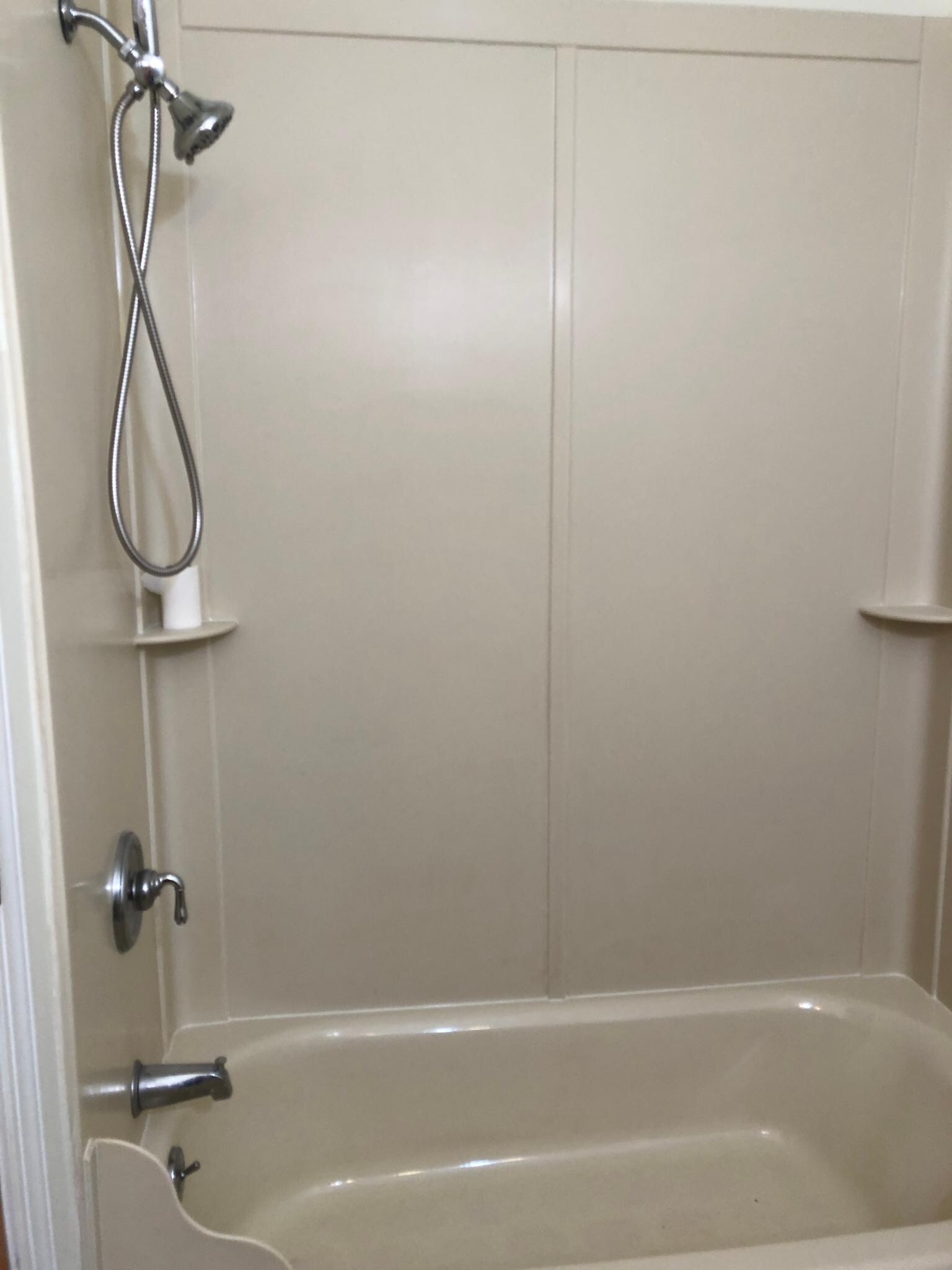 Tub/shower - 401 Berkley Rd