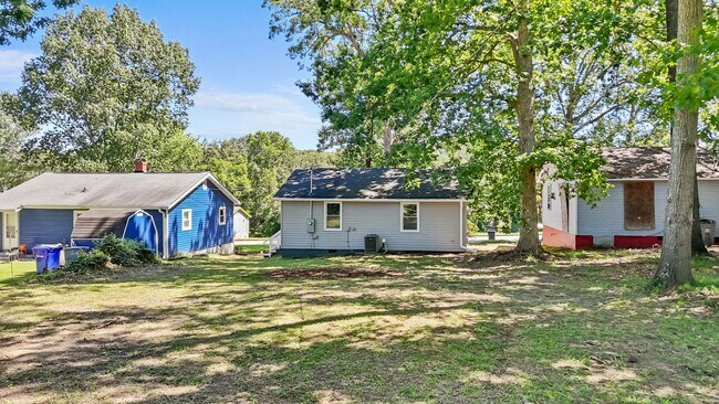 Building Photo - Newly Renovated 2 Bedroom 1 Bath Home