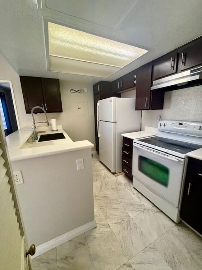 Building Photo - Lovely Eastlake condo