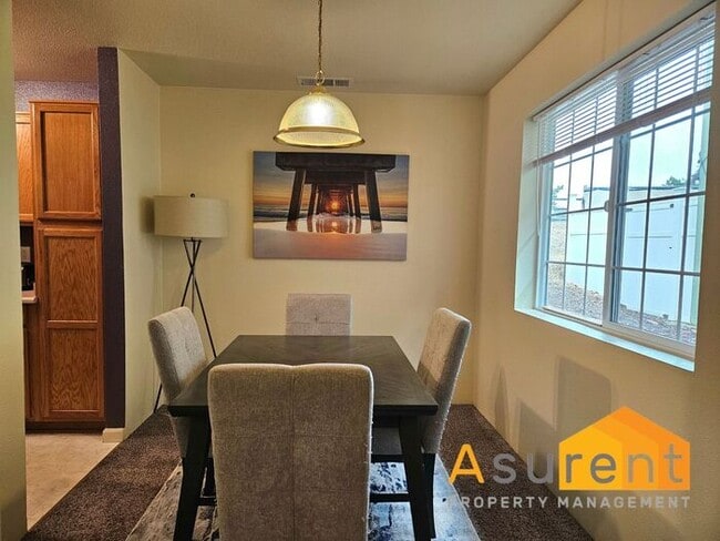 Building Photo - Charming Fully Furnished Home located in the vibrant city of Medford!
