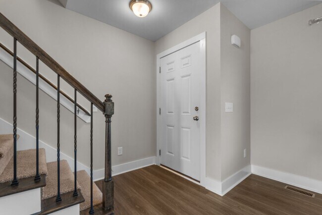 Building Photo - 2 Bedroom 2 Bathroom Town Home Close Proximity To Campbell