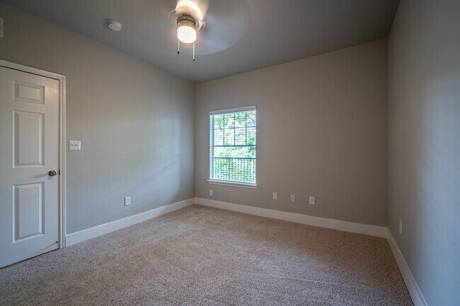 Building Photo - Available Now – Modern Apartment for Rent