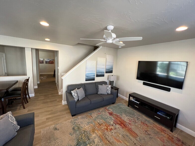 Building Photo - 1911 E Fiesta Ln