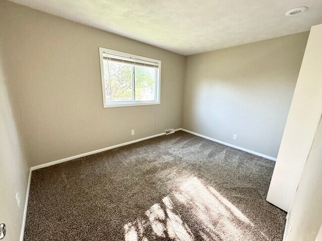 Building Photo - 509 W Valley Dr