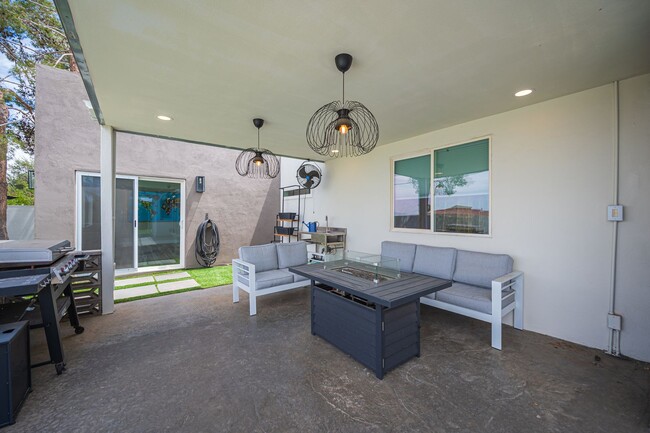 Building Photo - European-inspired Mid-Century Henderson Home!