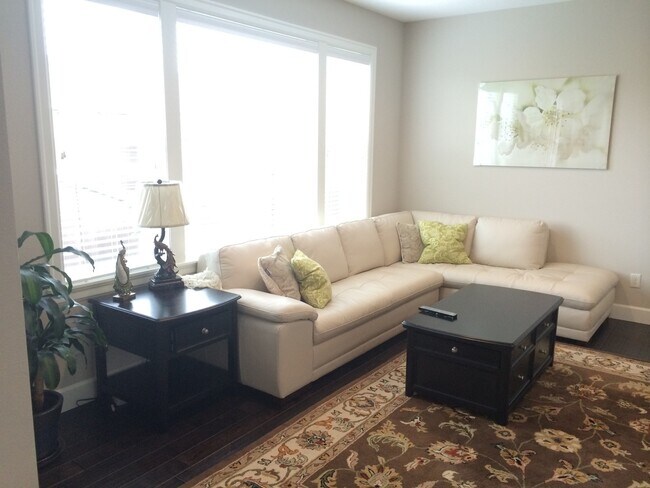 Building Photo - Absolutely Beautiful 5 Bedroom Home!! A Must See!!