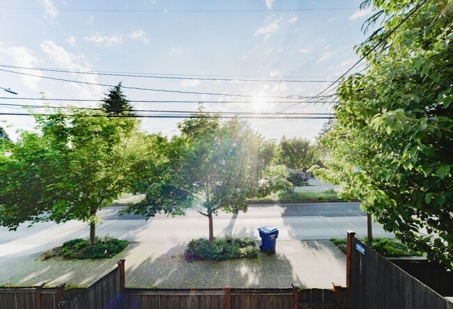 Building Photo - Nice 3 beds / 3.5 baths Townhouse in Greenwood/NW Seattle!