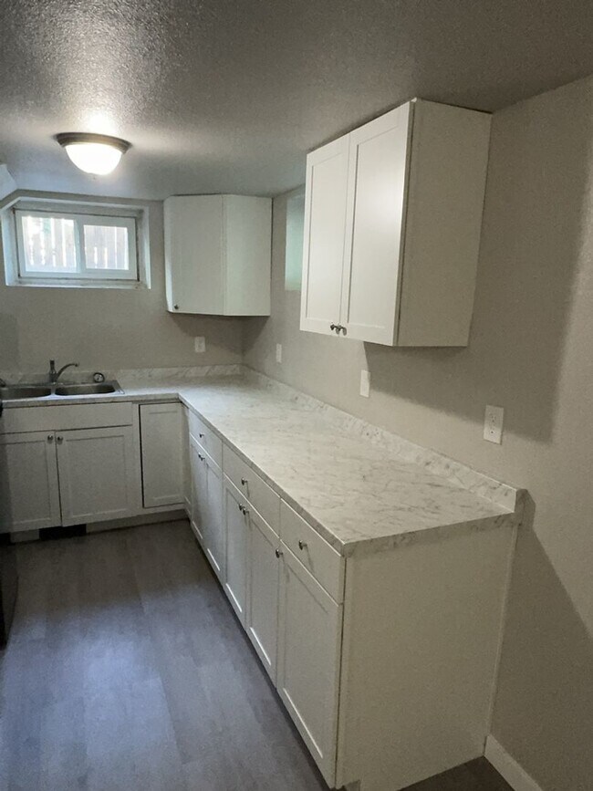 Building Photo - Utilities Included - 1 Bed 1 Bath Apartment
