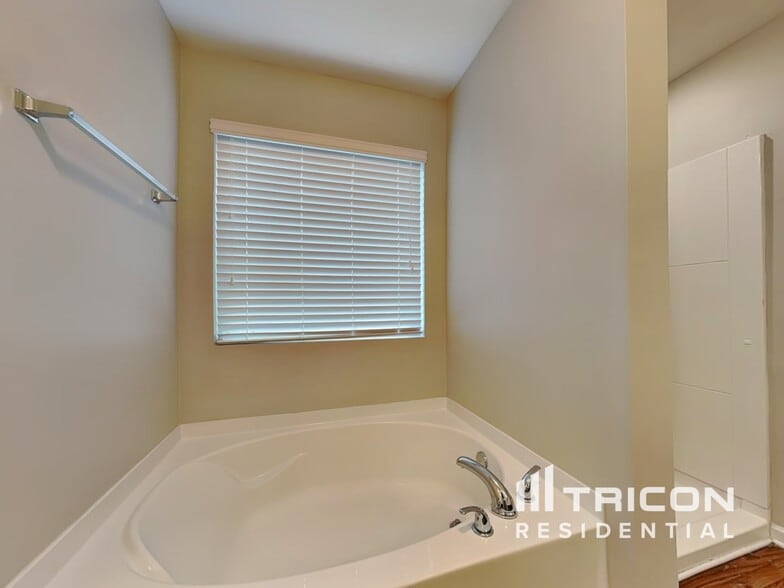 Building Photo - 452 Shady Glen