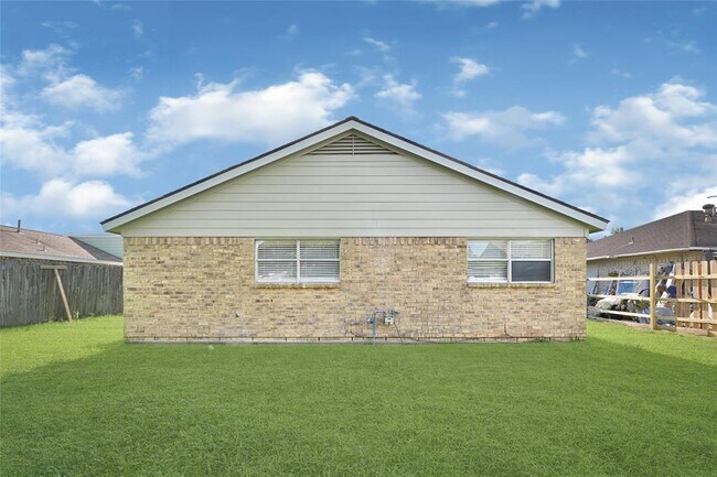 Building Photo - 4426 Jamaica Ln