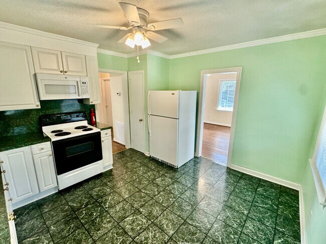 Building Photo - 1005 Kalmia St