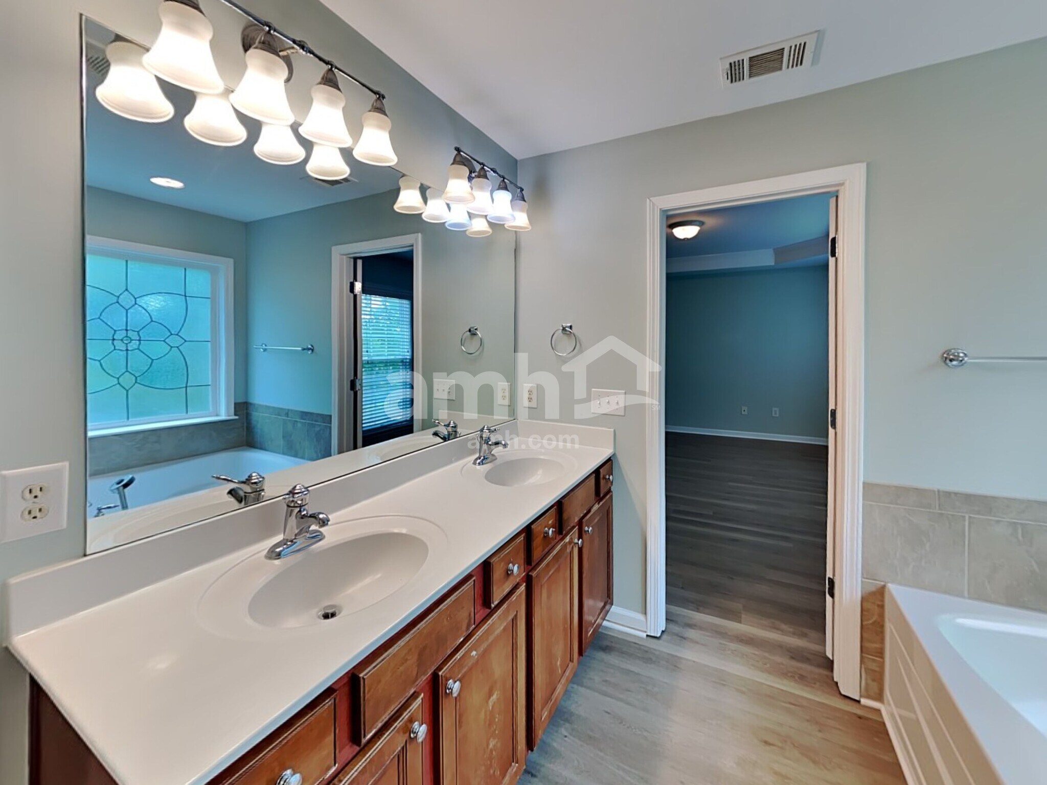 Building Photo - 811 Greenwood Crossing