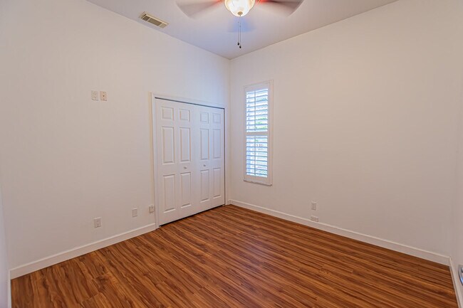 Building Photo - 562 SW New Castle Cove