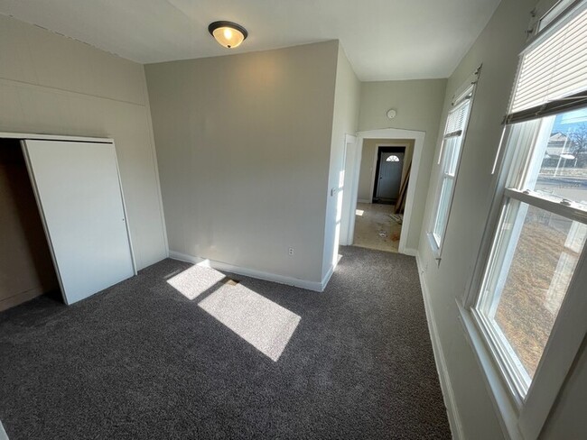 Building Photo - 2BD/1BA Shotgun House
