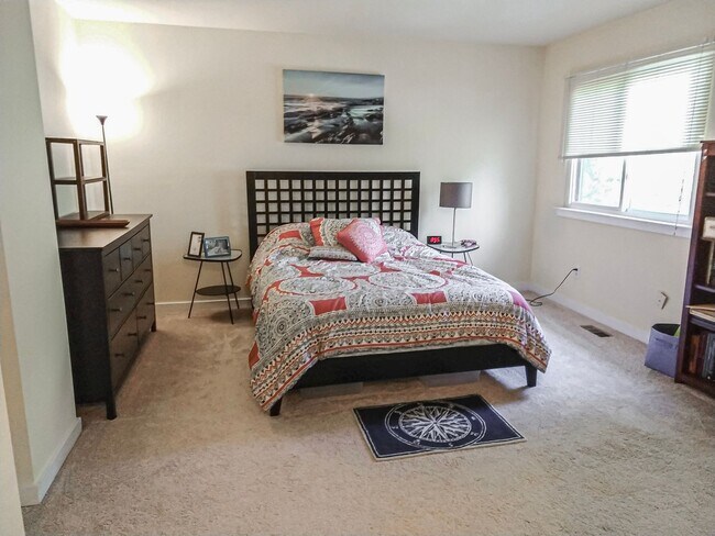 Building Photo - Spacious 4 Bedroom 3.5 Bathroom End Unit T...
