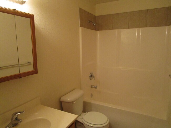 Building Photo - 501-503-503 Glenstone Dr