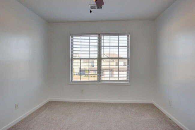 Building Photo - Stunning Five Bedroom With Hardwoods, Fireplace and Covered Patio in Sunset Meadows