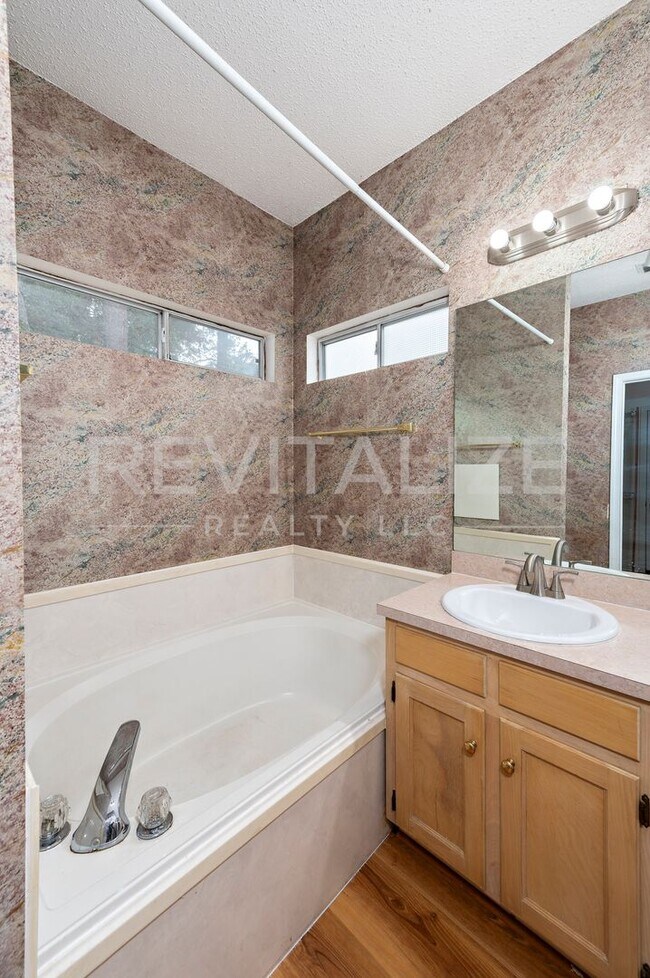 Building Photo - Daphne 3BR/2BA + Bonus Den – Spacious, Stylish & Full of Charm!