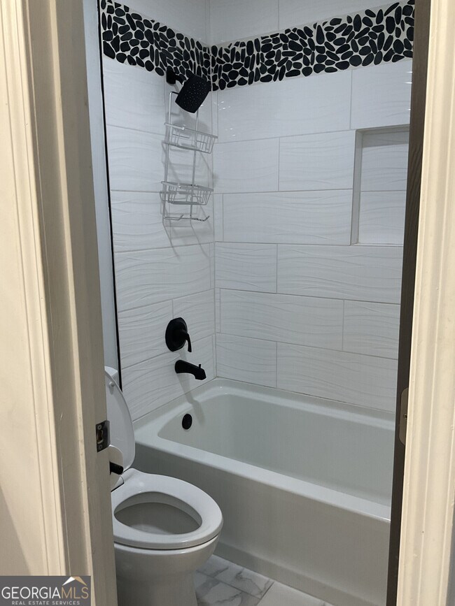 Building Photo - 558 Kenwood Rd