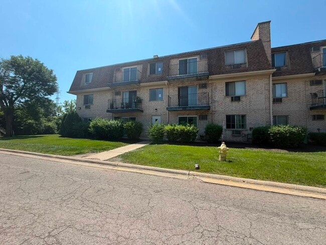 Building Photo - 281 Shorewood Dr
