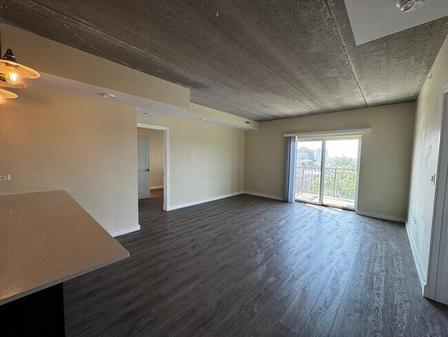 Building Photo - 1323 W Morse Ave