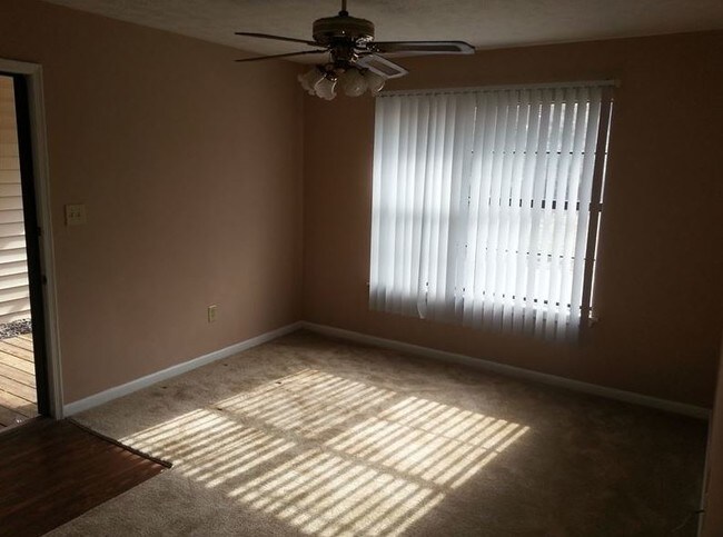 Living Area - Magnolia Pines Apartments