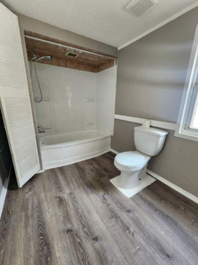 Building Photo - Two Bedroom Single Family Home!