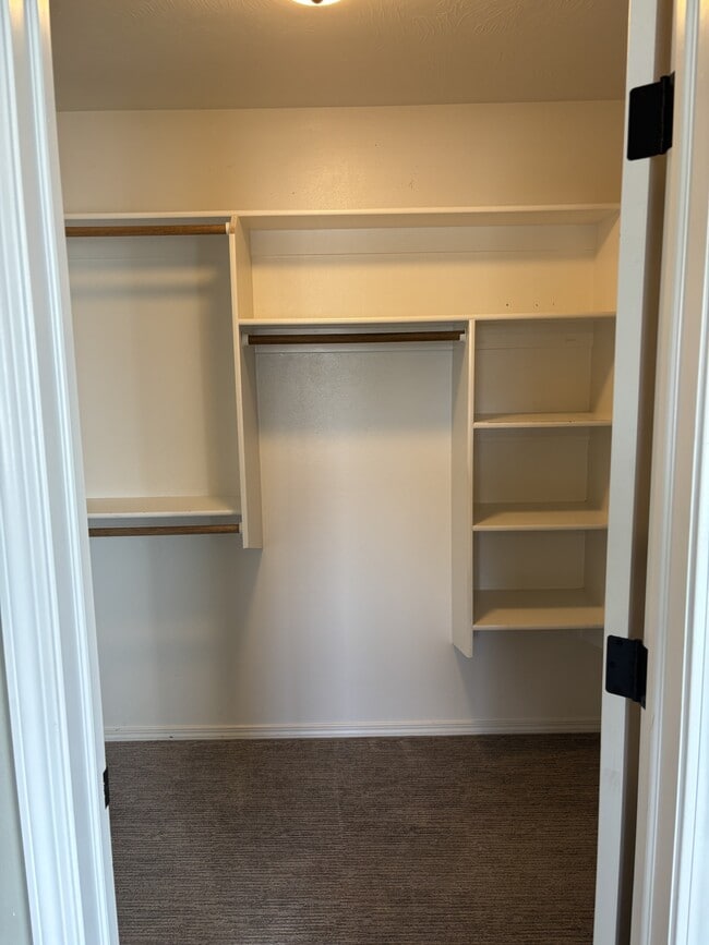 Building Photo - 2075 Mary Dr
