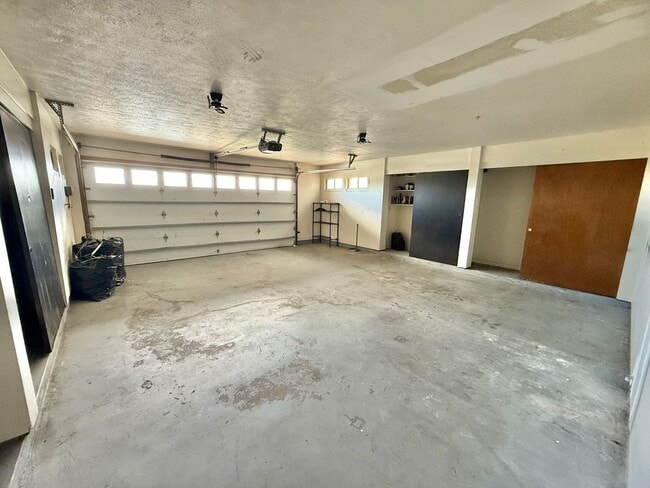Building Photo - Pet friendly & Spacious - 3 Bedroom / 2 Ba...